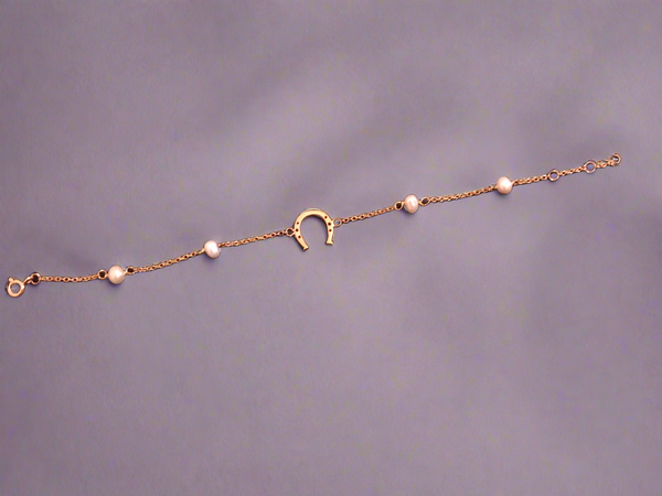 Horse-shoe with Pearls