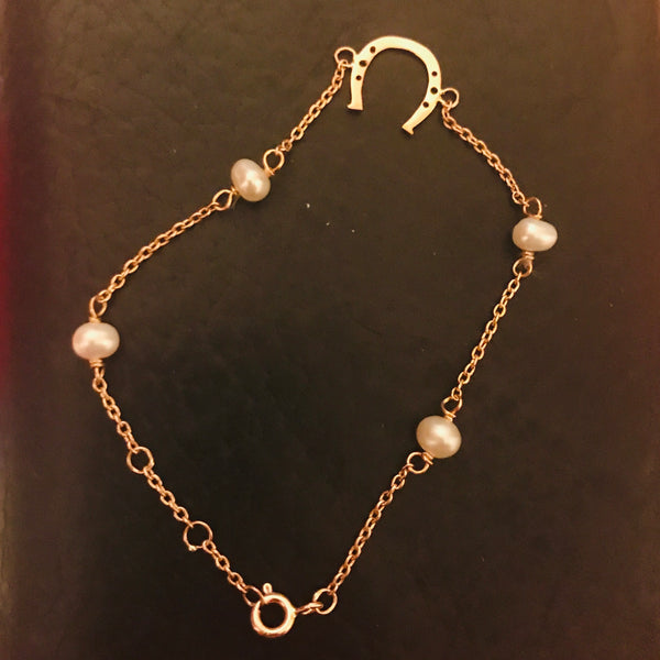 Horse-shoe with Pearls